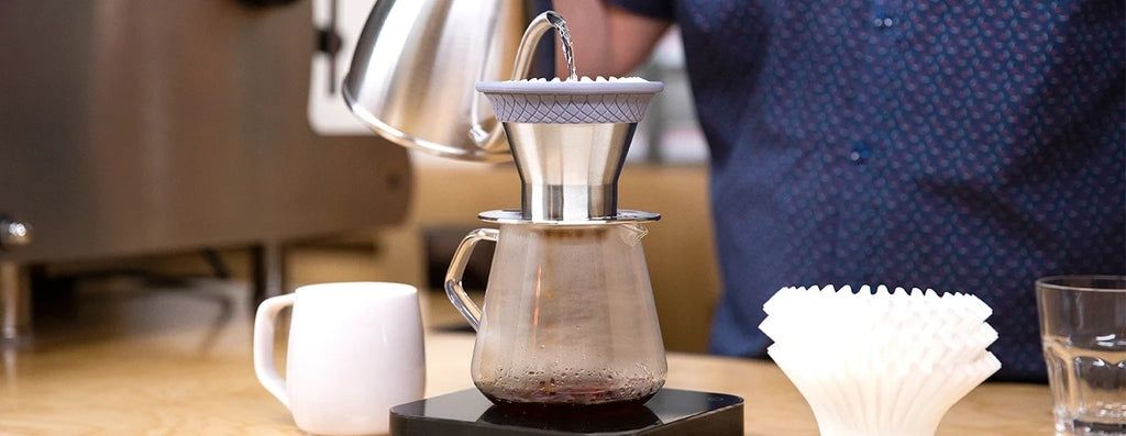 Manuel pour over-brygning med kedel, filtertragt og kaffekande