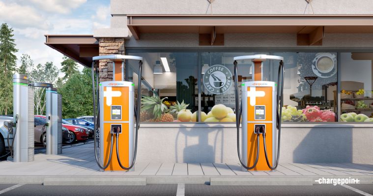 To ChargePoint ladestandere foran en cafe med frugt i vinduet.